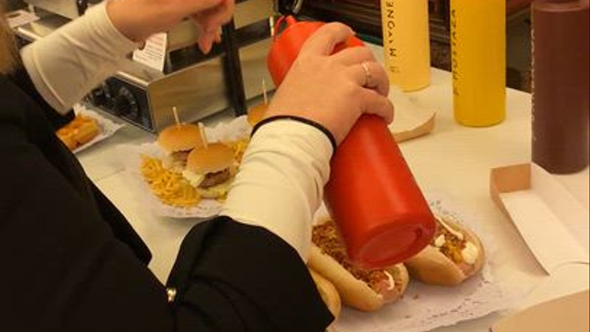 Carrito de mini hamburguesas y perritos 