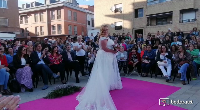 Vestido con cola encaje