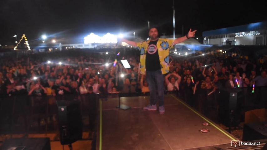 Toni Solis animando y cantando "La Gata bajo la Lluvia"