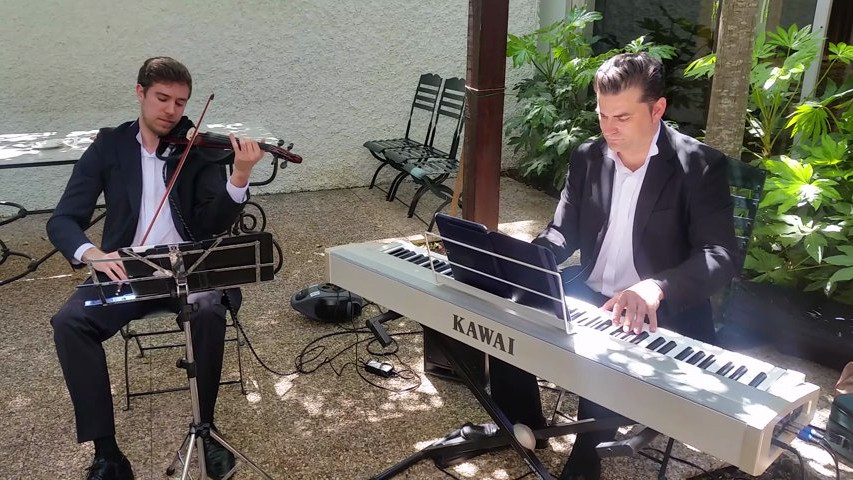 Cóctel violín eléctrico y piano en directo