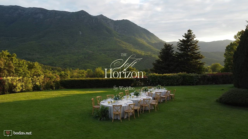 Banquete de boda entre montañas