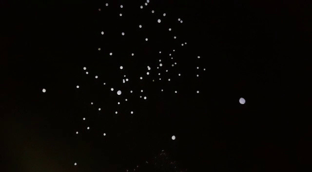 Suelta de globos leds en una boda