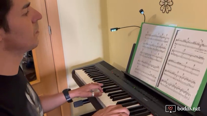 Raul Sanchez Guerra versionando al piano “Como las alas al viento” - Rocio Jurado