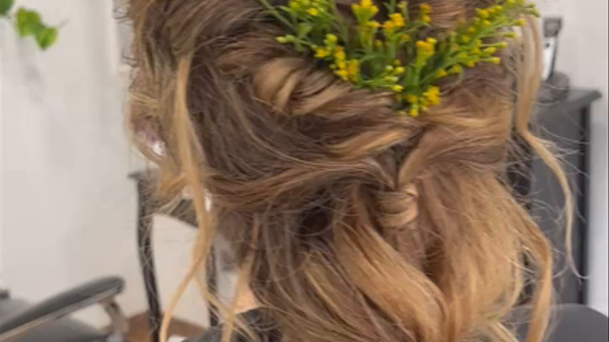 Recogido boho con flores naturales