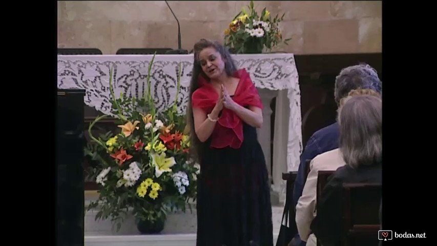 Pilar canta en la Sagrada Femilia