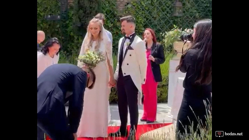 Entrada y salida de los novios.