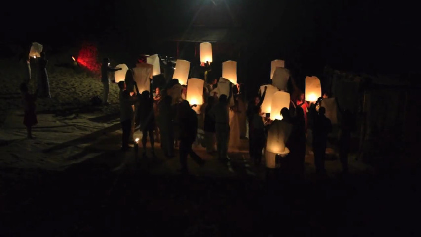 Suelta de globos de los deseos en la playa