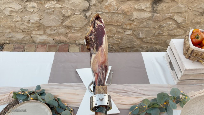 Presentación del puesto de corte de jamón