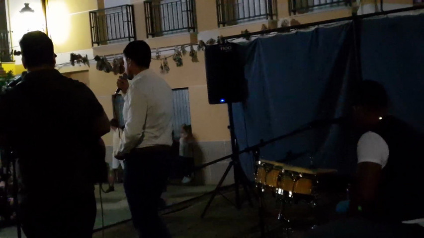 Grupo de musica en directo (versiones pop flamenco rumba sevillanas)