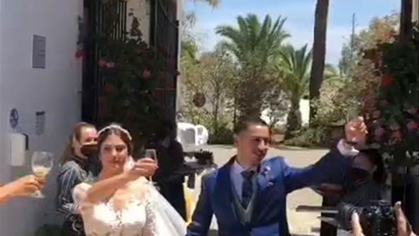 Llegada emocionante de los novios