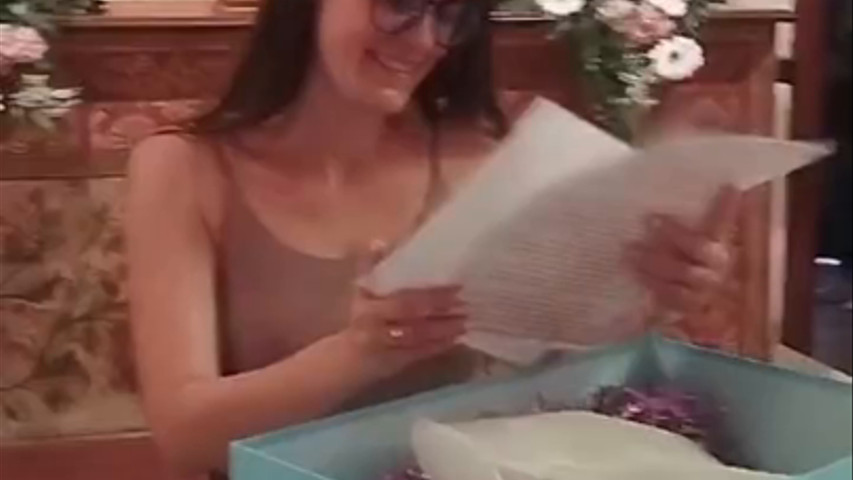 Recibiendo su ramo de novia.
