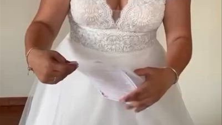 Recibiendo una de nuestras novias su ramo preservado 