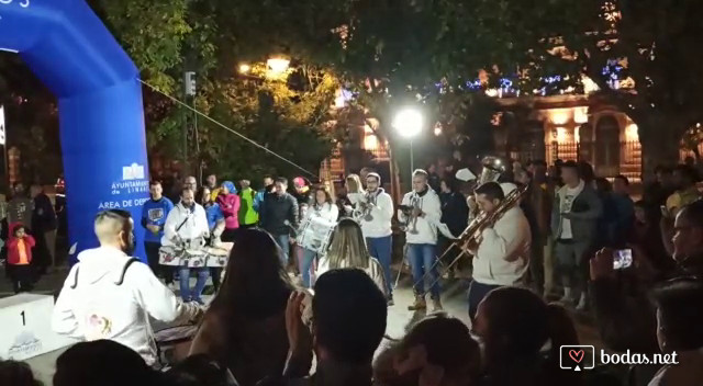 Amenizando la Carrera Nocturna de Linares