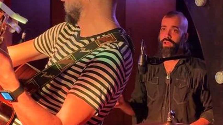 El trío homenajeando a Robe Extremoduro