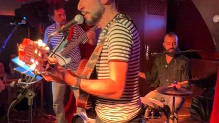 El trío interpretando Todos los besos, de Los rebujitos