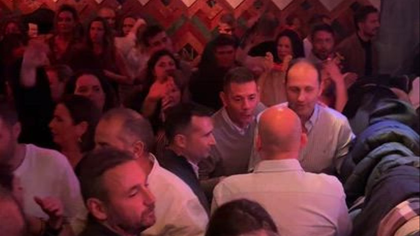 El trío interpretando Como un burro amarrado a la puerta del baile