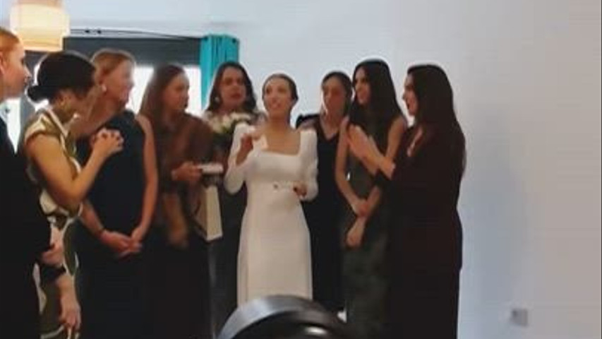 El momento en que tus amigas te ven vestida de novia