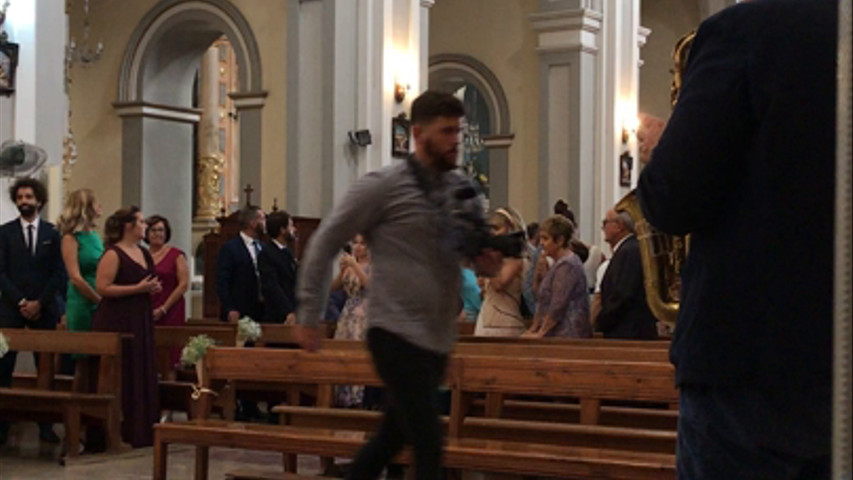 Entrada de los novios a ceremonia en iglesia 