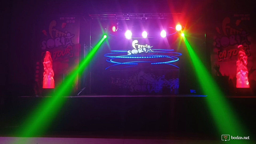 Equipos audiovisuales sobre camión escenario
