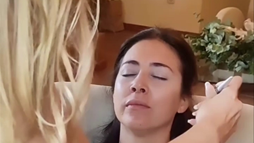Maquillando a María con aerógrafo