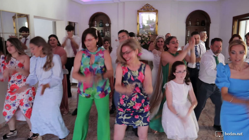 Actuación épica de DJ Santi en bodas: elegancia, diversión y el secreto para una fiesta inolvidable