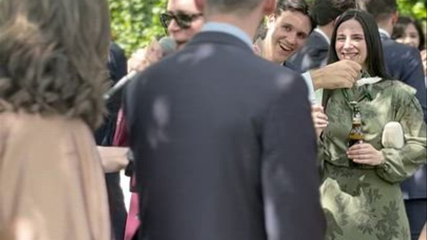 Cuando los invitados dejan de mirar el show… para convertirse en parte de él