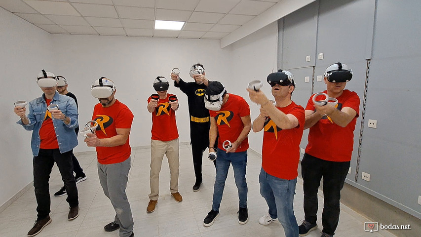 Grupo de chicos realizando la actividad de realidad virtual