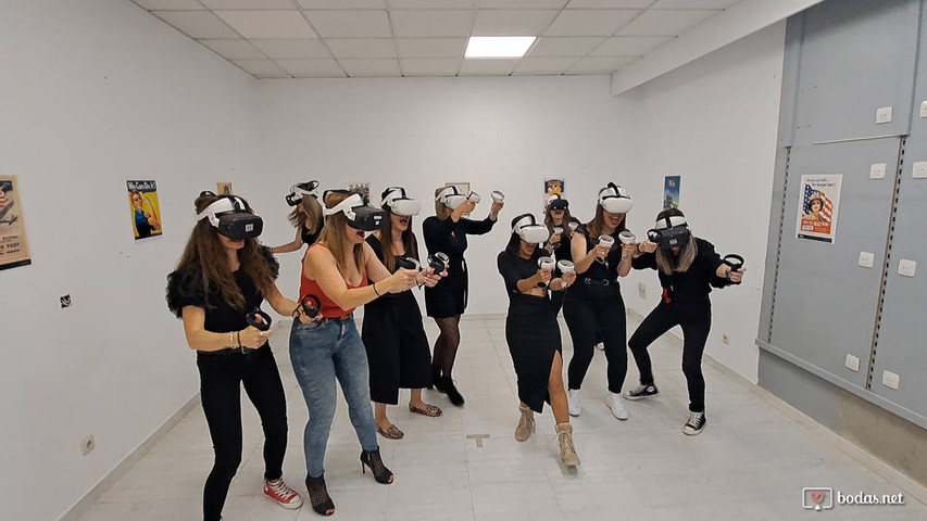 Grupo de chicas realizando la actividad de realidad virtual