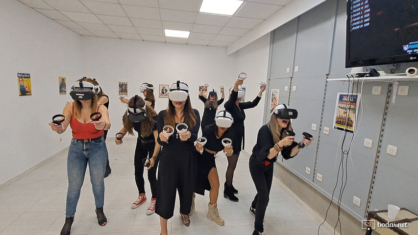 Grupo de chicas realizando la actividad de realidad virtual