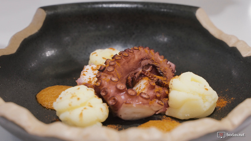 Ohtels: pulpo a la brasa con parmentier de patata y salsa de romesco.