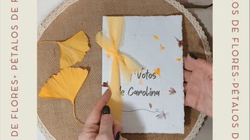 Votos con pétalos de flores.