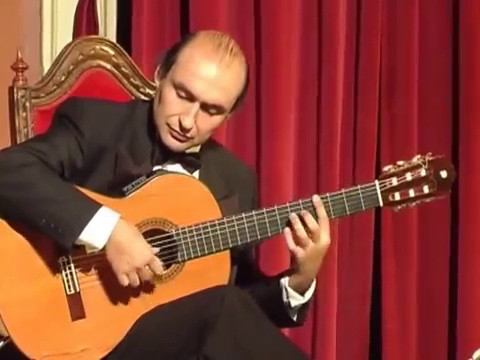 Nacho de la rosa en concierto interpreta recuerdos de la alhambra