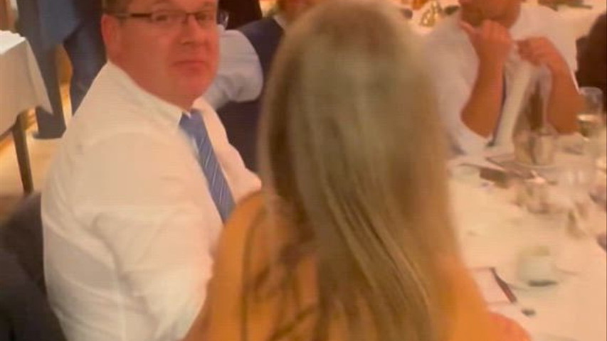 Pinto a los novios en su boda 