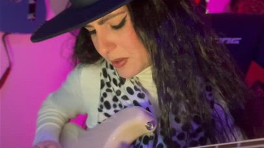 Vicky Oliveros Guitarrista 