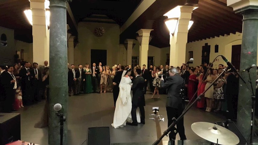 Así se abre un baile nupcial con clase