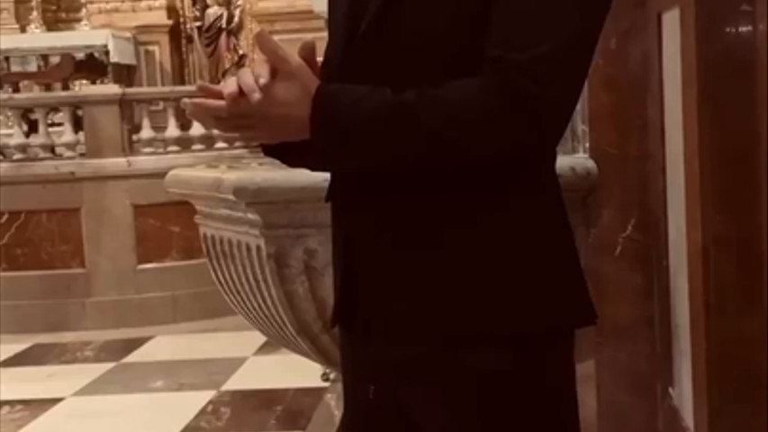 Canción en la entrada de la iglesia.