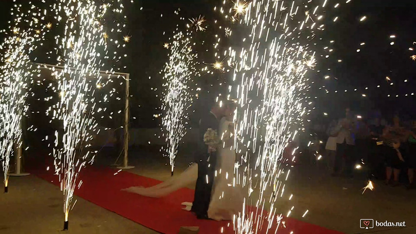 Entrada de los novios con fuego frío