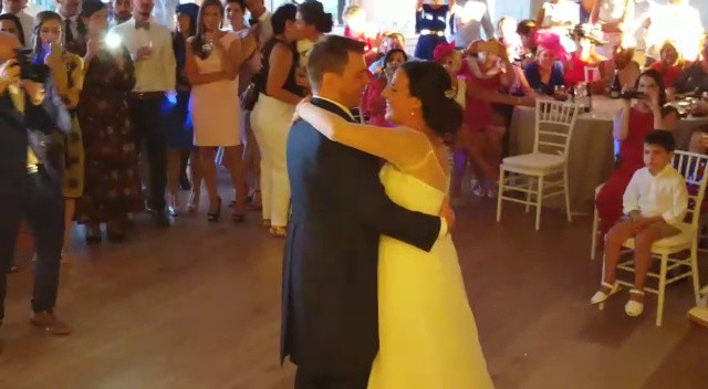 Baile de novios con música en directo