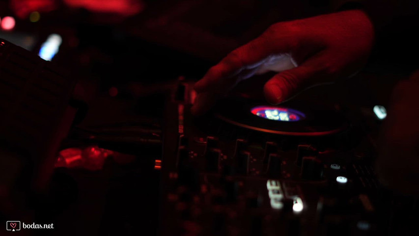 Boda Inolvidable con DJ Profesional: Una Noche Mágica