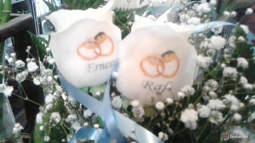 Ramo de flores con rosas tatuadas con fecha y nombres de los novios