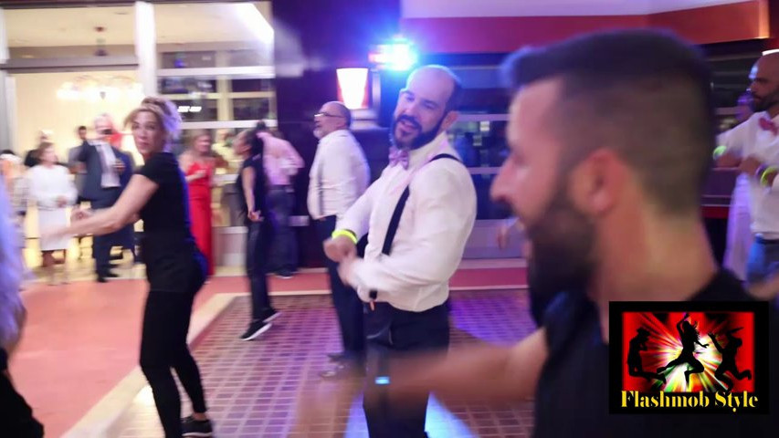 Camareros infiltrados con invitados
