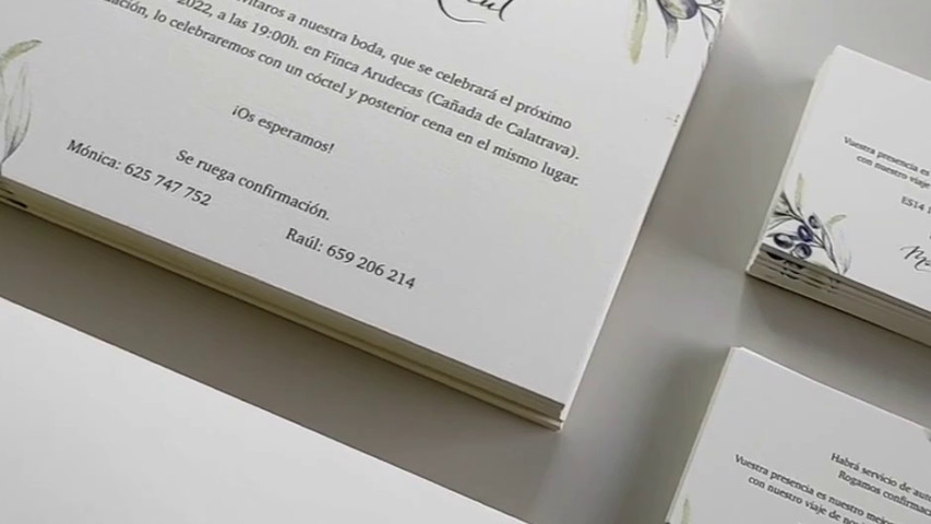 Las invitaciones de Mónica y Raúl 