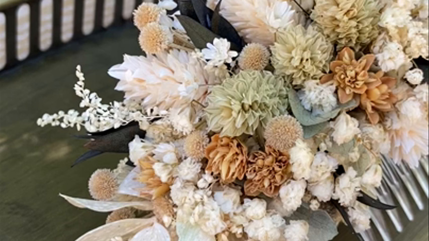 Tocado de novia confeccionado con flores preservadas