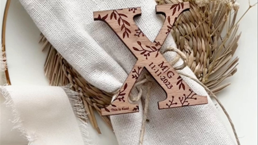 Imanes de Madera con la incial de cada invitado