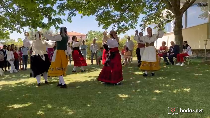 Baile en la finca de la celebración de unas bodas de oro