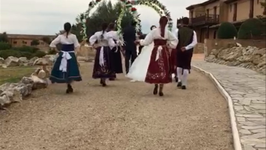 Acompañamiento de los novios a su llegada al banquete