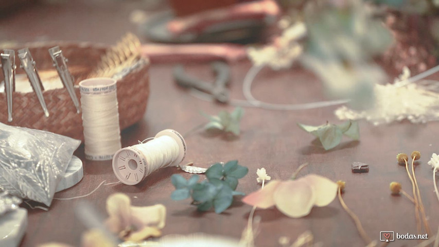 Taller de coronas de flores para novias e invitadas