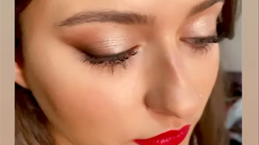 Maquillaje de Invitada: Ojos Espectaculares y Labios Rojos