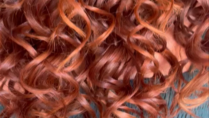 Peinado Semirecogido para Novia de Cabello Rizado