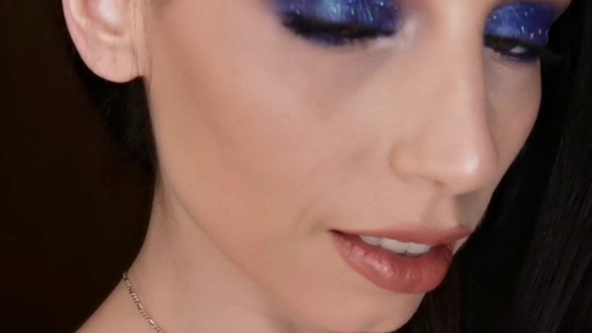 Ahumado intenso con glitter en azul noche